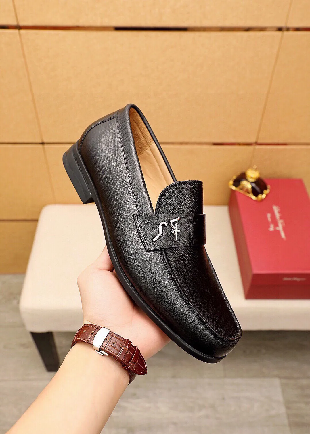 Men's shoes 💰480 💐 Product trademark: Ferragamo "Ferragamo" casual leather shoes Regular size: 38-44 (45🉑️customized) Product materials: Selected imported first-layer cross-grain cowhide leather upper + luxury hardware buckle, imported water-dyed cowhide leather lining. Strong three-dimensional visual effect, original outsole color: 4⃣️seed leather materials available